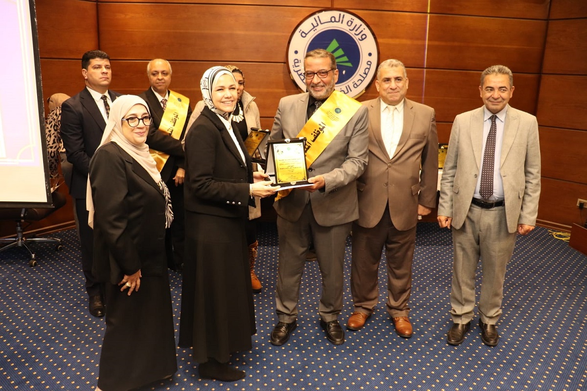 مصلحة الضرائب تكرم الموظفين المتميزين